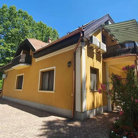 Agnes Vendeghazak Siofok-apartman 1 *